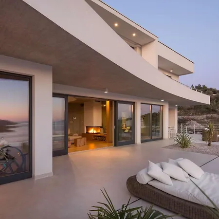 With Sea Views And Wellness In Βίλα