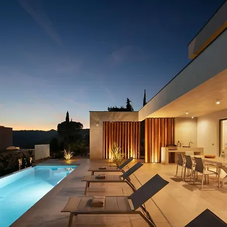 With Sea Views And Wellness In Villa *